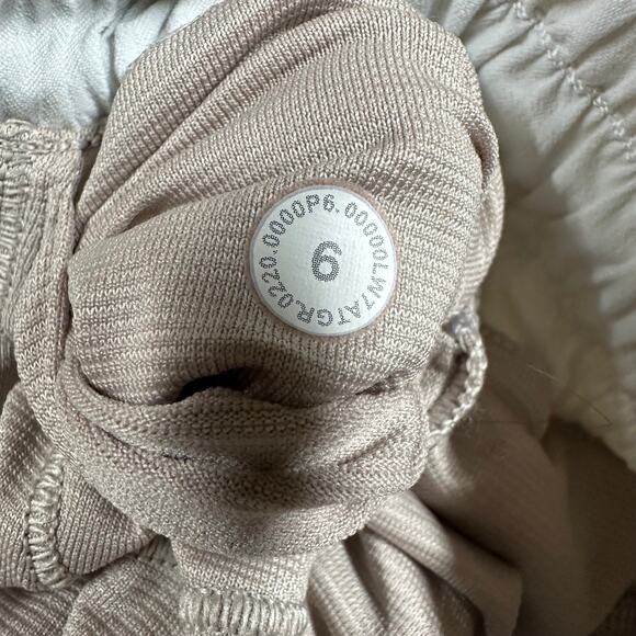 Lululemon Hotty Hot Short II 2.5" White Women's Size 6 Excellent Used Condition - Picture 7 of 10